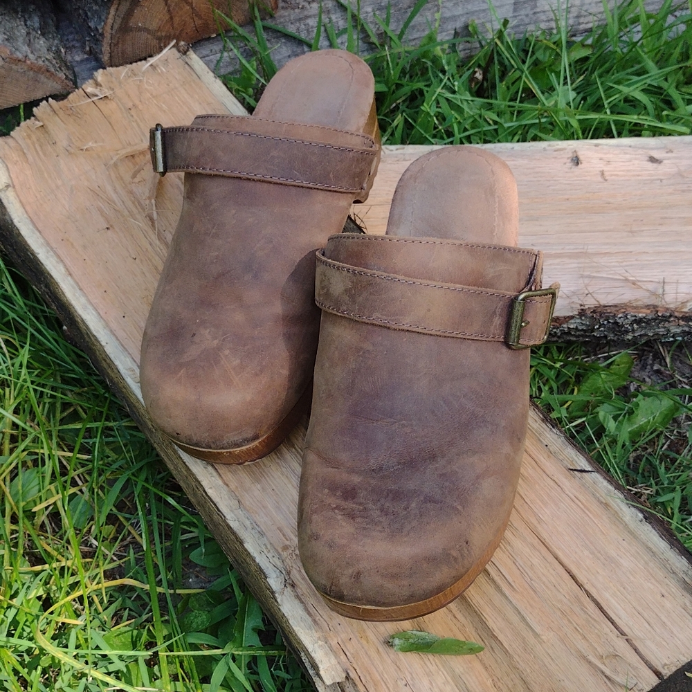 Leather clogs
